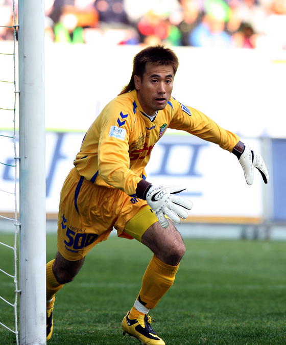 Kim Byung-ji, then Gyeongnam FC goalkeeper, in action during a K League game against Jeonbuk Hyundai Motors at Jeonju World Cup Stadium in Jeonju, North Jeolla on Nov. 1, 2009. [JOONGANG ILBO] 