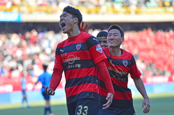 The Pohang Steelers' Lee Ho-jae celebrates after scoring his second goal in the 90th minute to make it 3-2 against Daegu FC at Pohang Steel Yard in Pohang, North Gyeongsang on Sunday. [NEWS1] 