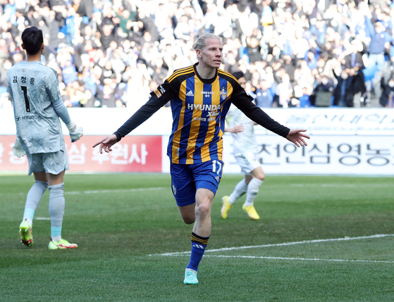 Ulsan Hyundai's Gustav Ludwigson celebrates after scoring a goal to make it 2-1 against Jeonbuk Hyundai Motors at Ulsan Munsu Football Stadium in Ulsan on Saturday. [YONHAP]