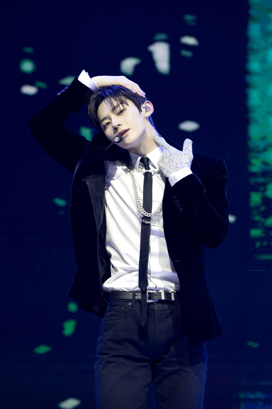 Hwang Min-hyun performs his new lead track “Hidden Side” from his solo debut EP “Truth of Lie” during Monday’s showcase at the Yes24 Live Hall in eastern Seoul’s Gwangjin District the same day. [PLEDIS ENTERTAINMENT]