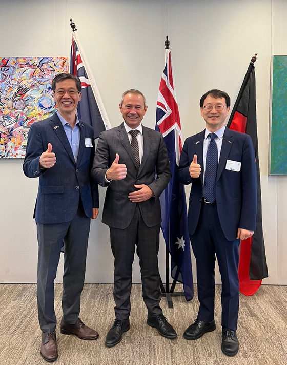 Head of Purchasing and Investment Division (Executive Vice President) Kim Yong-soo and Roger Cook, deputy premier of Western Australia discussed ways to strengthen their partnership for Posco’s hot briquetted iron project. Suh Ji-won, head of Raw Materials Office 1 and senior vice president, left, Roger Cook, deputy premier of Western Australia, center, and Kim Yong-soo, head of the Purchasing and Investment Division and executive vice president. [POSCO]