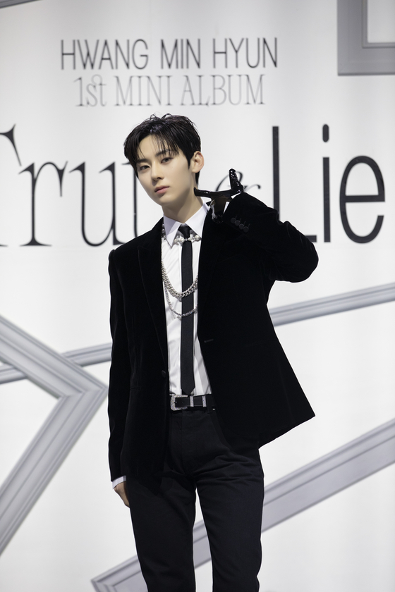 Hwang Min-hyun poses during his solo debut showcase on Monday at the Yes24 Live Hall in eastern Seoul’s Gwangjin District the same day. [PLEDIS ENTERTAINMENT]