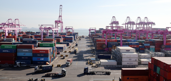 Containers stacked up at a port in Incheon on Feb. 21. [NEWS1]