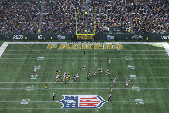 The artificial NFL pitch at Tottenham Hotspur Stadium is used for a game between the Green Bay Packers and New York Giants on Oct. 9.  [REUTERS/YONHAP]