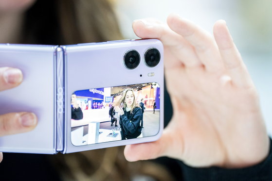 Oppo's Find N2 Flip foldable smartphone during the MWC 2023 in Barcelona, Spain [AP/YONHAP]