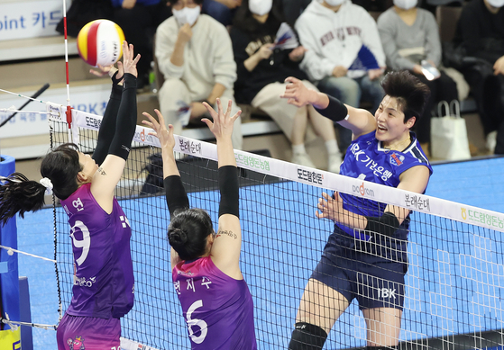 Kim Hee-jin of the Hwaseong IBK Altos, right, attacks during a V League game against the Incheon Heungkuk Life Pink Spiders at Hwaseong Gymnasium in Hwaseong, Gyeonggi on Jan. 8. [YONHAP] 