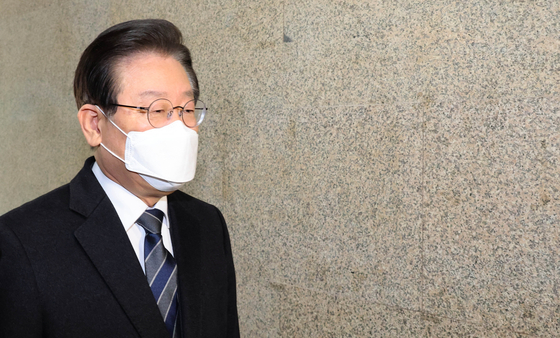 Democratic Party leader Lee Jae-myung making a brief appearance at the National Assembly on Thursday. [YONHAP]