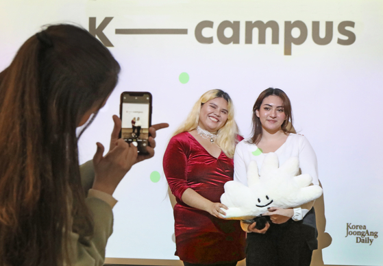 International students take photos during the K-campus networking event hosted by the Korea JoongAng Daily. [PARK SANG-MOON]