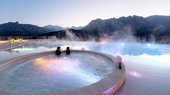 Sono Felice Del Pino’s infinity pool located on the 11th floor of Sono Felice’s East tower is a popular photo spot. [CHOI SEOUNG-PYO]