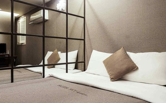 Some motels rooms feature floor-to-ceiling mirrors. [SCREEN CAPTURE]