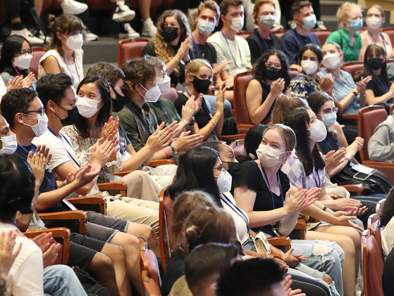 Foreign college exchange students participate in an orientation for the fall semester at Konkuk University in Seoul on Tuesday. The school held an orientation for foreign exchange students for the first time since August 2019.   [NEWS1]