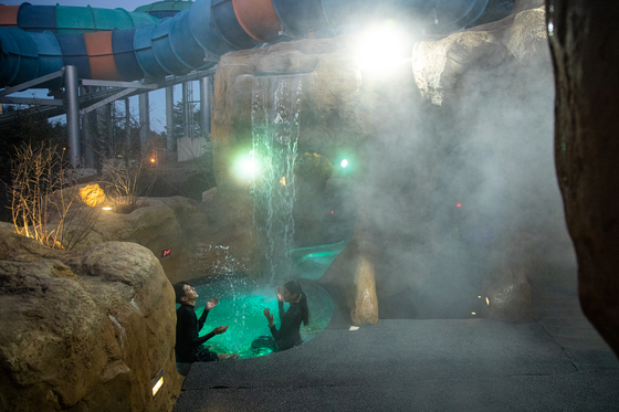 Seorak Waterpia visitors enjoy a bath inside the Night Spa's pools. [CHOI SEOUNG-PYO]