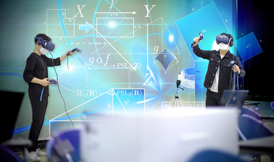 Engineering students use virtual reality (VR) technology in class. [KHU]