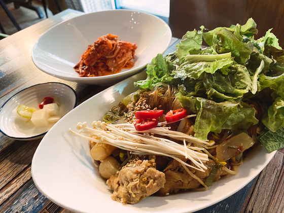 Cafe Siva is a vegan fusion restaurant near Sookmyung Women’s University in central Seoul. Various fusion dishes from Euro-Asian to Italian are available. [ISABELLE PIA SISON] 