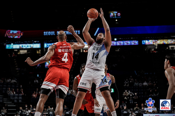 Anyang KGC's Omari Spellman, right, in action during the final of the East Asian Super League (EASL) Champions Week against the Seoul SK Knights at Okinawa Arena in Okinawa, Japan on Sunday. [EASL]