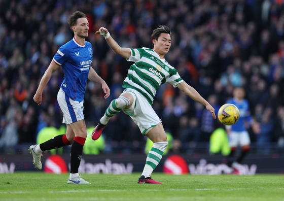 Oh Hyeon-gyu of Celtic in action in a game against Rangers on Feb. 26.  [REUTERS/YONHAP]