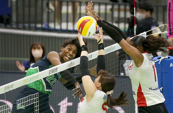 Ivonne Montano of Suwon Hyundai Engineering & Construction Hillstate, left, attacks during a V League game against the Gwangju AI Peppers at Suwon Gymnasium in Suwon, Gyeonggi on Sunday. [NEWS1] 