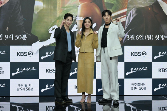 From left, actors Jang Dong-yoon, Seol In-a and Choo Yeong-woo pose for a photo during the press conference for the KBS drama ″Oasis″ on Monday. [YONHAP]