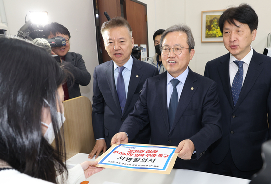 Justice Party floor leader Lee Eun-ju and Democratic Party floor leader Park Hong-keun during a meeting held at the National Assembly on Monday. [YONHAP] 