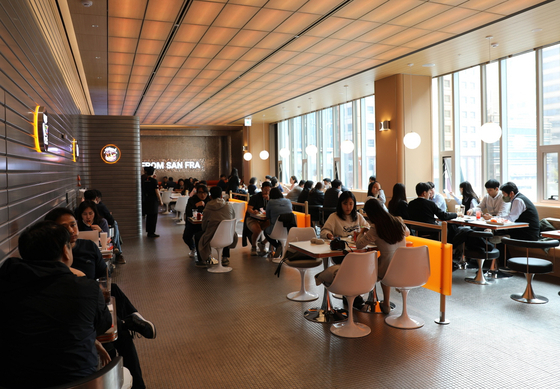 Customers enjoy their burgers at Super Duper Burgers’ first branch in Korea situated near Gangnam Station.[BHC]