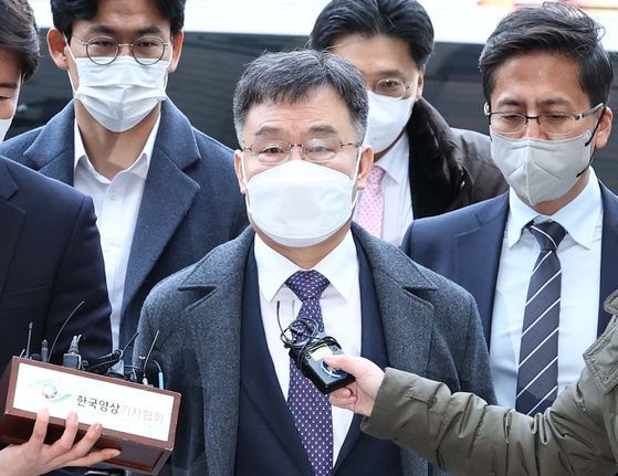 Kim Man-bae entering a court in Seoul on Feb. 17 that later approved the prosecutors' arrest warrant. [YONHAP]