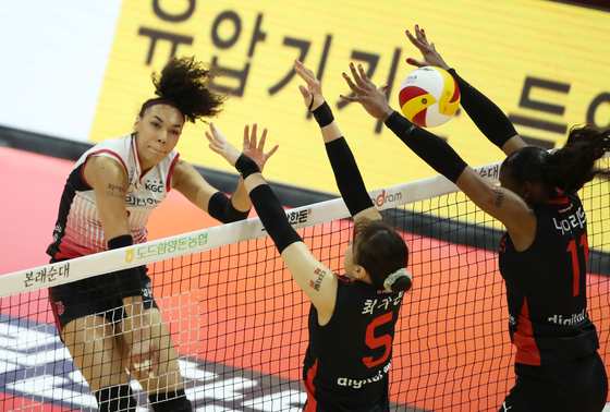Elizabet Inneh-Varga of Daejeon KGC, left, attacks during a V League game against the Gwangju AI Peppers at Pepper Stadium in Gwangju on Feb. 21. [YONHAP]