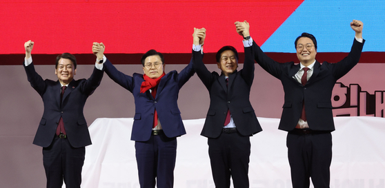 Final candidates for the new ruling People Power Party leader attending a joint campaign speech at a stadium in Gyeonggi. [YONHAP]