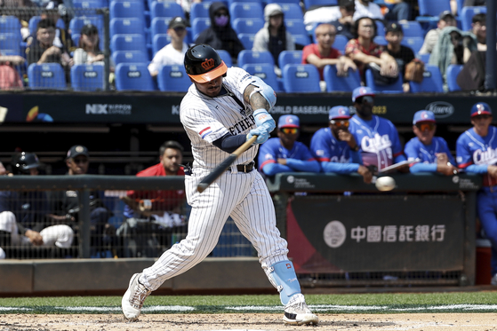 Chadwick Tromp of the Netherlands gets a hit during a Pool A game against Cuba in the World Baseball Classic at Taichung Stadium in Taichung, Taiwan on Wednesday.  [AP/YONHAP]