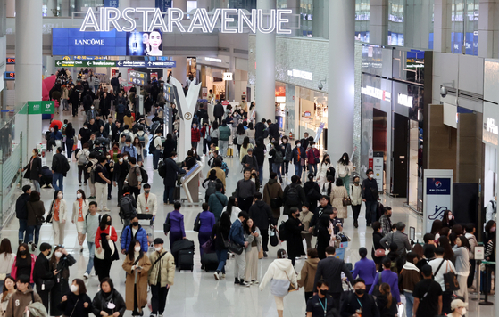 Incheon International Airport Terminal 1 bustles with travelers on March 1. Lotte Hotel, Hotel Shilla, Shinsegae and Hyundai Department Store Duty Free and China Duty Free Group have submitted license bids for space at the airport. Designated operators will open on July 1. [YONHAP]