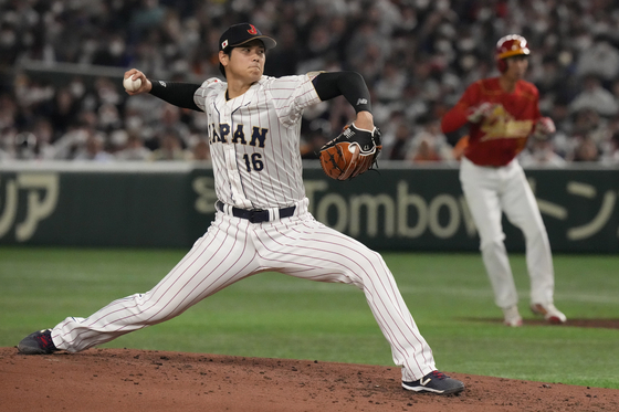 Shohei Ohtani of Japan pitches against China in the fourth inning of a Pool B game at the World Baseball Classic in Tokyo on Thursday.  [AP/YONHAP]