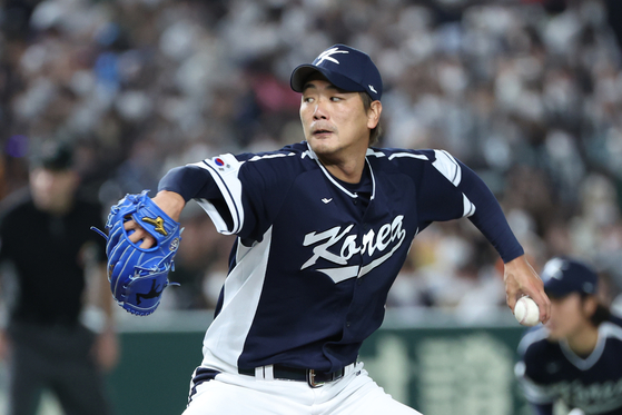 Korean starter Kim Kwang-hyun throws a pitch at the bottom of the first inning of a World Baseball Classic game against Japan at Tokyo Dome in Tokyo on Friday.  [YONHAP]