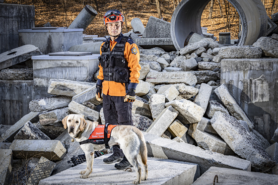 Tobaek the rescue dog and its handler Kim Cheol-hyun [JUN MIN-KYU]