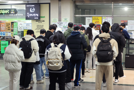 Students line up to eat breakfast sold at 1,000 won ($0.77) at Kyung Hee University in Dongdaemun District, eastern Seoul on Monday morning. Kyung Hee University was one of the universities that collaborated with a public institution under the Food Ministry to provide promotional breakfasts at an affordable price for students. Some 30 students showed up before Kyung Hee University's school cafeteria opened at 8 a.m. and the food for 100 people was sold out in less than 30 minutes. [YONHAP]