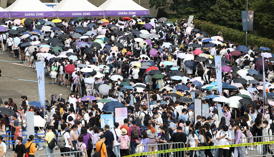 IU fans queue in front of the exclusive Uaena Zone specifically for fan club members at the singer's ″Golden Hour″ concert. [YONHAP]