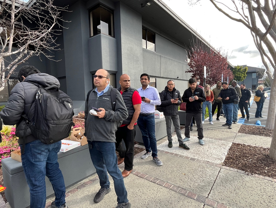 Customers lined up for admittance at the Silicon Valley Bank in Santa Clara, California on Monday. [YONHAP]