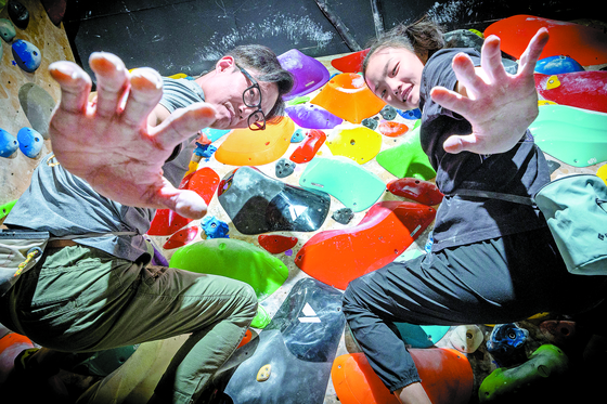 Sport climber Seo Chae-hyun, right, poses with her father and coach Seo Jong-kuk. [JOONGANG ILBO] 