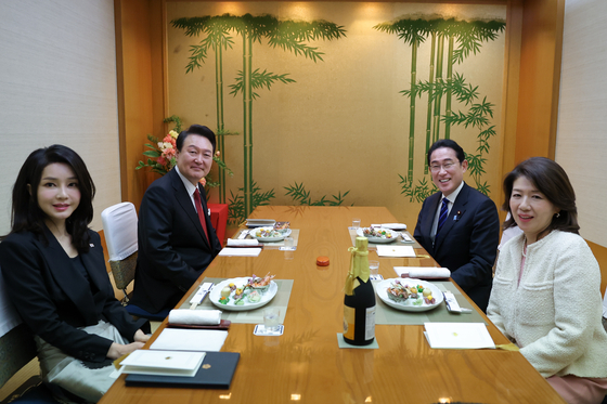 President Yoon Suk Yeol and first lady Kim Keon-hee, left, and Japanese Prime Minister Fumio Kishida and first lady Yuko Kishida have dinner at a restaurant in Ginza, Tokyo Thursday. [YONHAP]