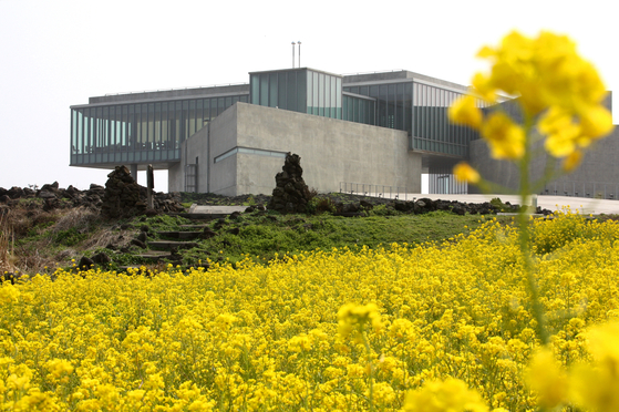 Pheonix Seopjikoji presents Glass House surrounded by canola flowers. [PHOENIX HOTEL&RESORT]