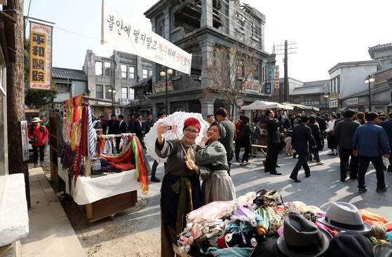 Visitors look around a street view from the1950s at Sunshine Land. [KIM SUNG-TAE]