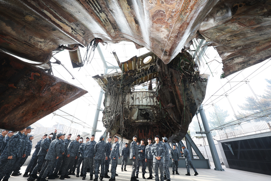 Sailors from the Korean Navy’s 2nd Fleet tour the remains of the corvette Cheonan at a memorial hall in Pyeongtaek, Gyeonggi, on Monday to celebrate Yellow Sea Protection Day. The government named the day in 2016 to commemorate armed forces personnel killed in attacks by North Korea, including the 46 sailors who perished when North Korea sank the Cheonan in 2010 and the 13 who were killed in the Second Battle of Yeonpyeong in 2002. [YONHAP] 