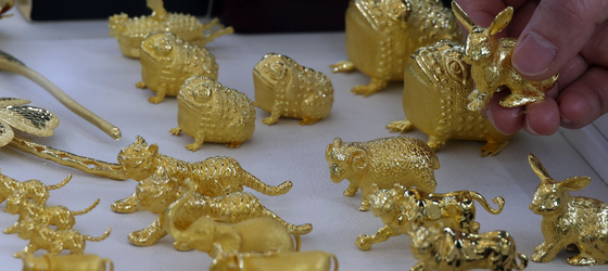 Gold products are displayed at the Korea Gold Exchange in Jongno District, central Seoul, Tuesday. Gold traded at a record 83,490 won ($63.8) per gram on Monday as demand for gold, a safe haven asset, climbs due to rising uncertainty in the global financial market. [YONHAP] 
