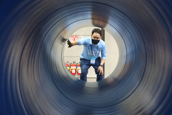 A polyethylene-coated pipe for water supply is on display at Water Korea, the largest water industry exhibition in the country, at the Kintex exhibition center in Goyang, Gyeonggi, on Tuesday. [YONHAP]