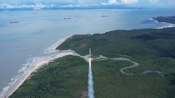 Hanbit-TLV, a test rocket developed by Innospace, takes off at the Alcantara Launch Center in northern Brazil at 2:52 p.m. on Sunday. [INNOSPACE]