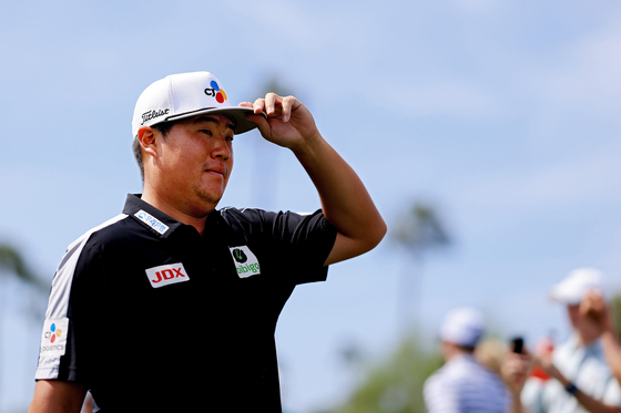 Im Sung-jae walks to the first hole during the final round of The Players Championship at Stadium Course at TPC Sawgrass on March 12 in Ponte Vedra Beach, Florida.  [GETTY IMAGES]