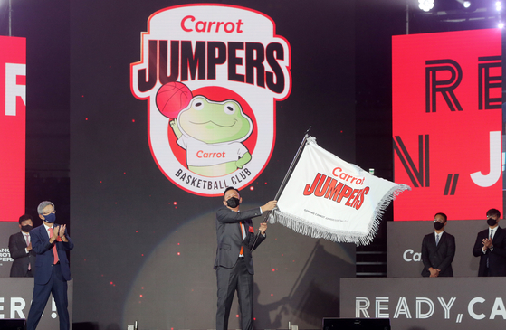 The owner of the Goyang Carrot Jumpers, Hur Jae, waves the Jumpers' flag at the team's inauguration ceremony at Goyang Gymnasium in Goyang, Gyeonggi on Aug. 25, 2022. [YONHAP] 