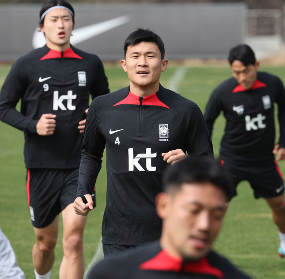 Kim Min-jae, center, trains with the Korean national football team at the Paju National Football Center in Paju, Gyeonggi on Wednesday. Korea will face Colombia in the first of two international friendlies on Friday.  [YONHAP]