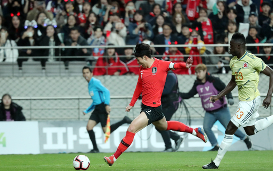 Son Heung-min, center, scores a goal in a friendly match against Colombia at Seoul World Cup Stadium in Mapo District, western Seoul on March. 26, 2019. [YONHAP] 