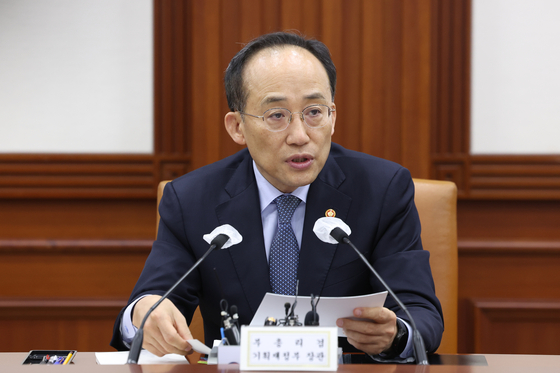 Finance Minister Choo Kyung-ho speaks in a meeting with economic ministers held at the government complex in central Seoul on Friday. [YONHAP]