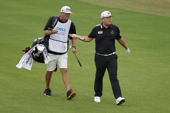 Im Sung-jae exchanges clubs with his caddie on the second hole during day three of the World Golf Championships-Dell Technologies Match Play at Austin Country Club on Friday in Austin, Texas.  [GETTY IMAGES]