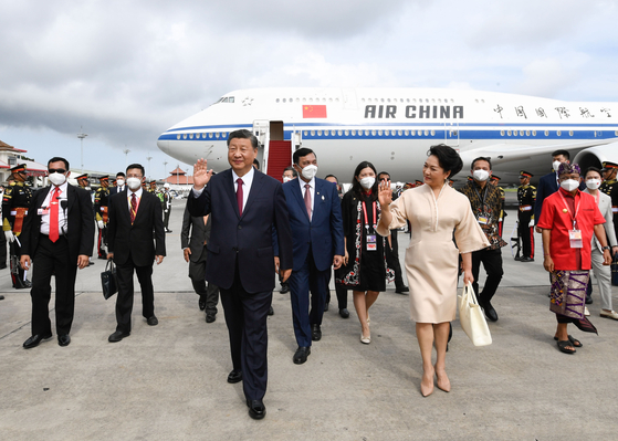 Chinese President Xi Jinping and his wife Peng Liyuan are warmly welcomed by Indonesian senior officials, including Luhut B. Pandjaitan, coordinator for cooperation with China and coordinating minister for maritime affairs and investment, and Bali Governor Wayan Koster upon their arrival at the airport in Bali, Indonesia, Nov. 14, 2022, to attend the G20 Summit. [XINHUA/YONHAP]